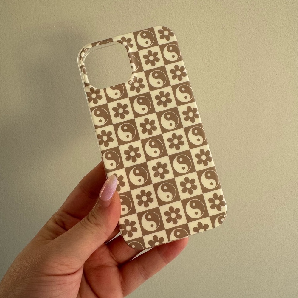 New MagSafe iPhone 15 Yin Yang flower phone case
